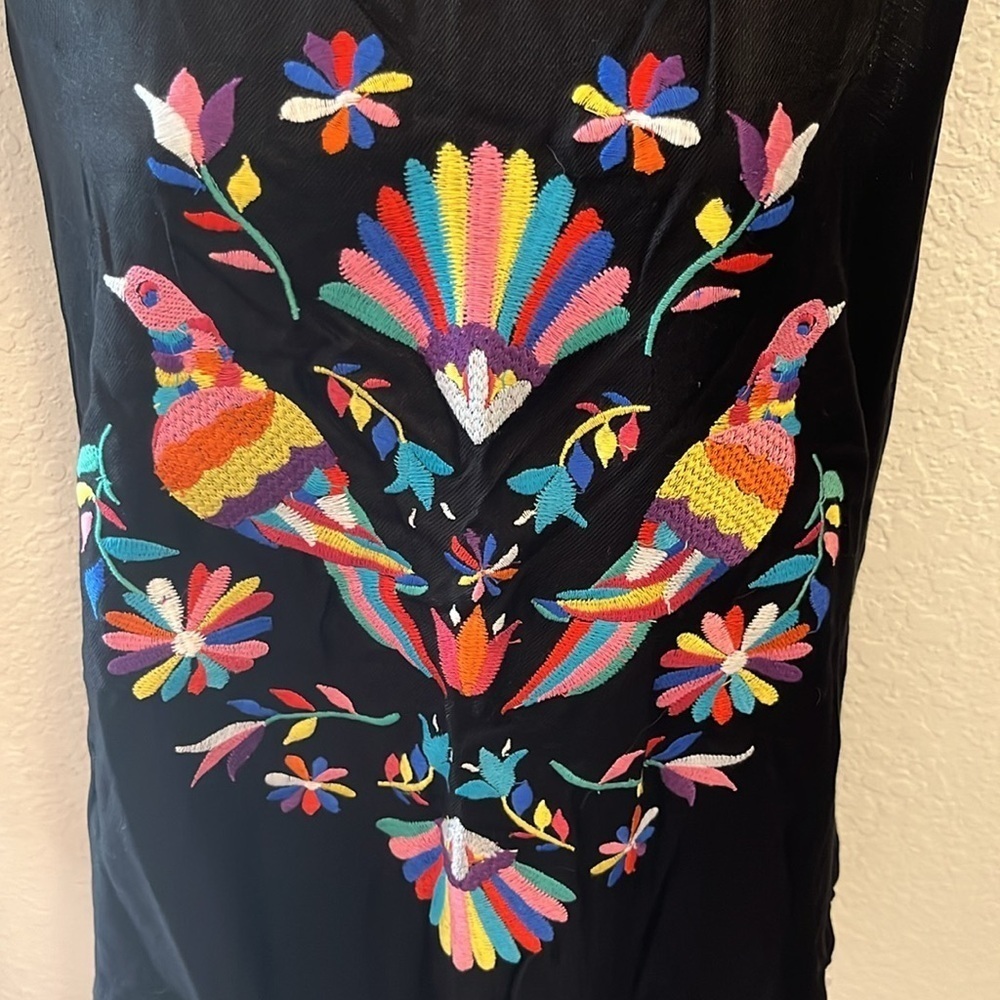Judith March black sleeveless top with multi colored embroidery size L - Picture 2 of 6